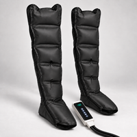 Deux bottes de pressothérapie PRESSIO ONE Lite et leur boîtier — vue de trois quarts
