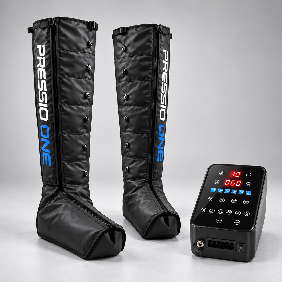 Deux bottes de pressothérapie PRESSIO ONE Pro et leur boîtier — vue de trois quarts