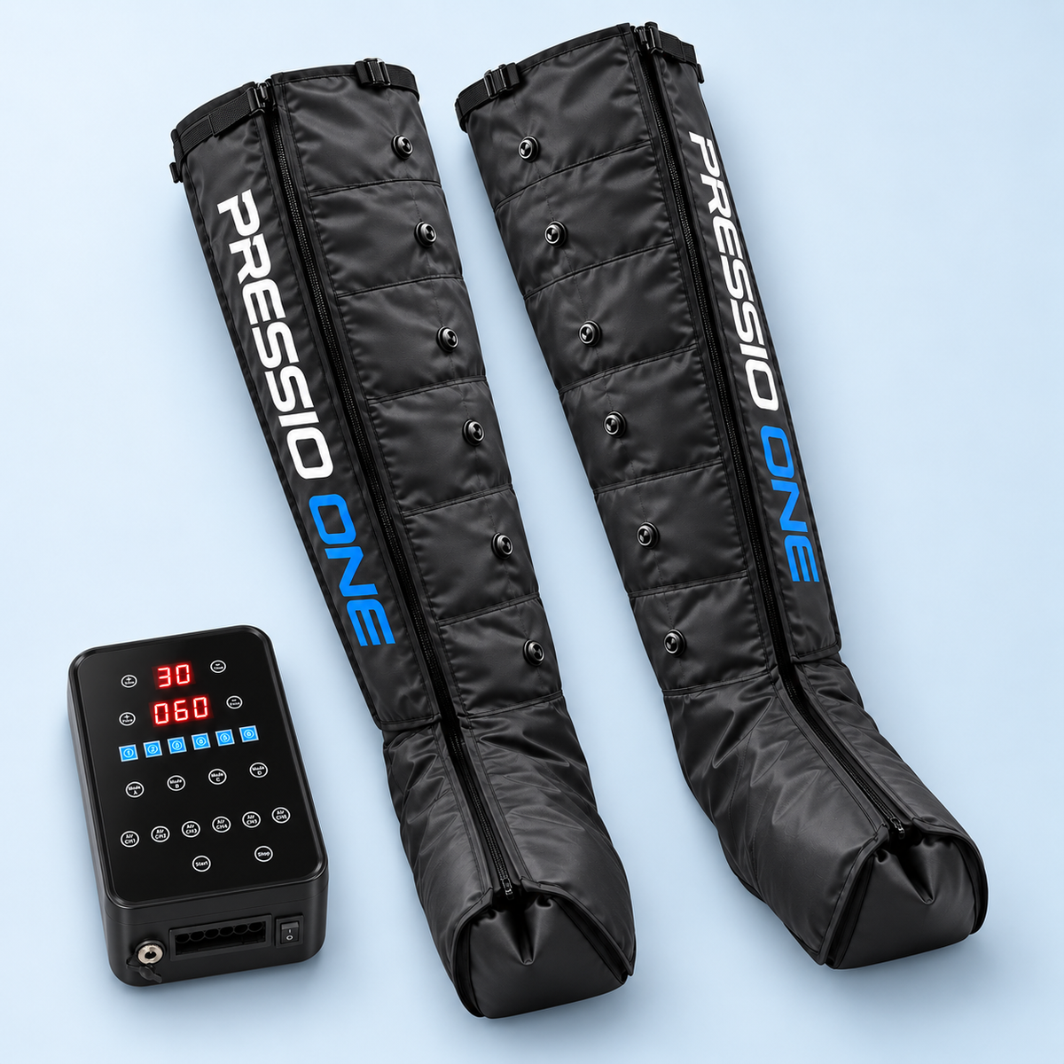 Deux bottes de pressothérapie PRESSIO ONE Pro et leur boîtier — vue du dessus sur fond bleu clair